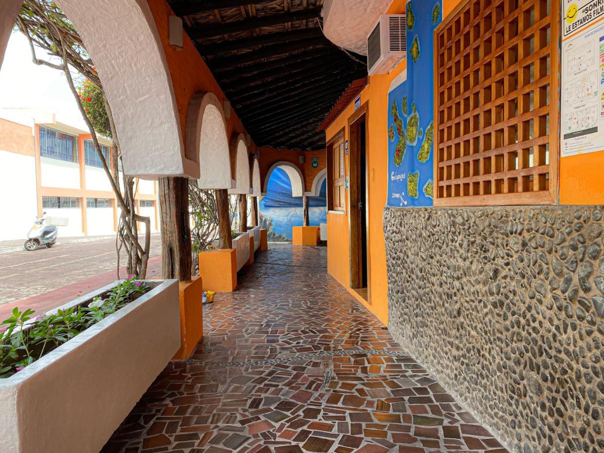 Hotel Crossman Puerto Ayora  Esterno foto