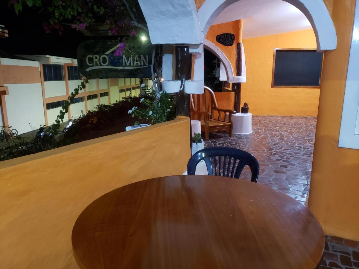 Hotel Crossman Puerto Ayora  Esterno foto