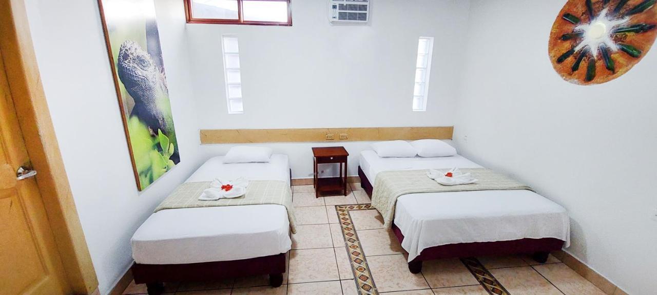 Hotel Crossman Puerto Ayora  Esterno foto